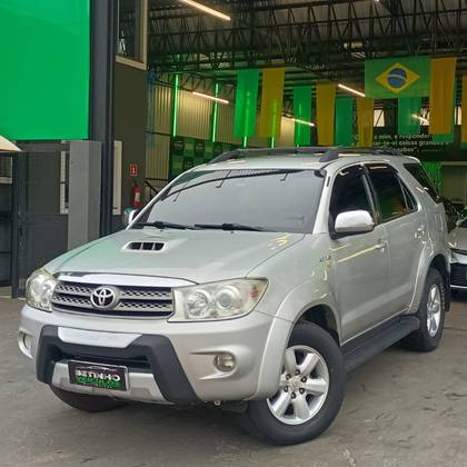 TOYOTA HILUX 3.0 SRV 4X4 CD 7 LUGARES 16V TURBO INTERCOOLER DIESEL 4P AUTOMÁTICO TOYOTA HILUX 3.0 SRV 4X4 CD 7 LUGARES 16V TURBO INTERCOOLER DIESEL 4P AUTOMÁTICO